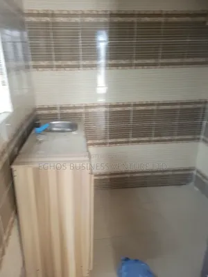 1bdrm Apartment in 2Sisters Agbor Road, Benin City for rent