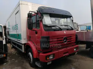 Mercedes 1820 15tonnes Red Head