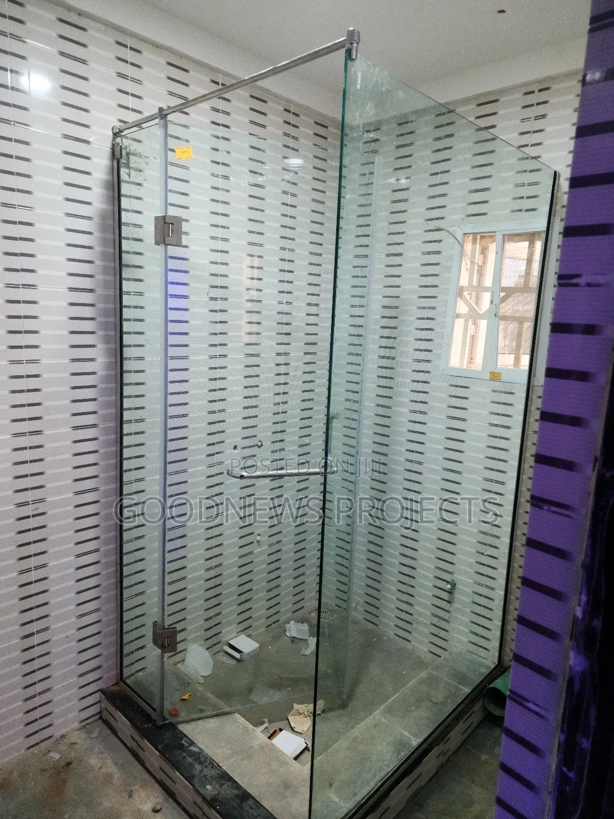 10mm Glass Cubicle With Silver Accessory