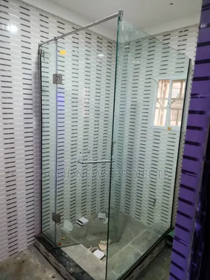 10mm Glass Cubicle With Silver Accessory