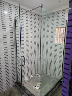 10mm Glass Cubicle With Silver Accessory