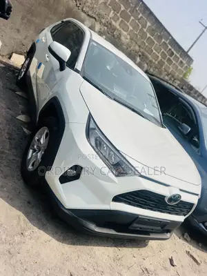 Toyota RAV4 LE FWD 2020 White