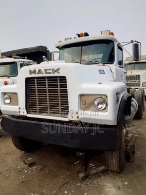 Superb 24-Valve R Model MACK Ten Tyres Head Truck Big Axle