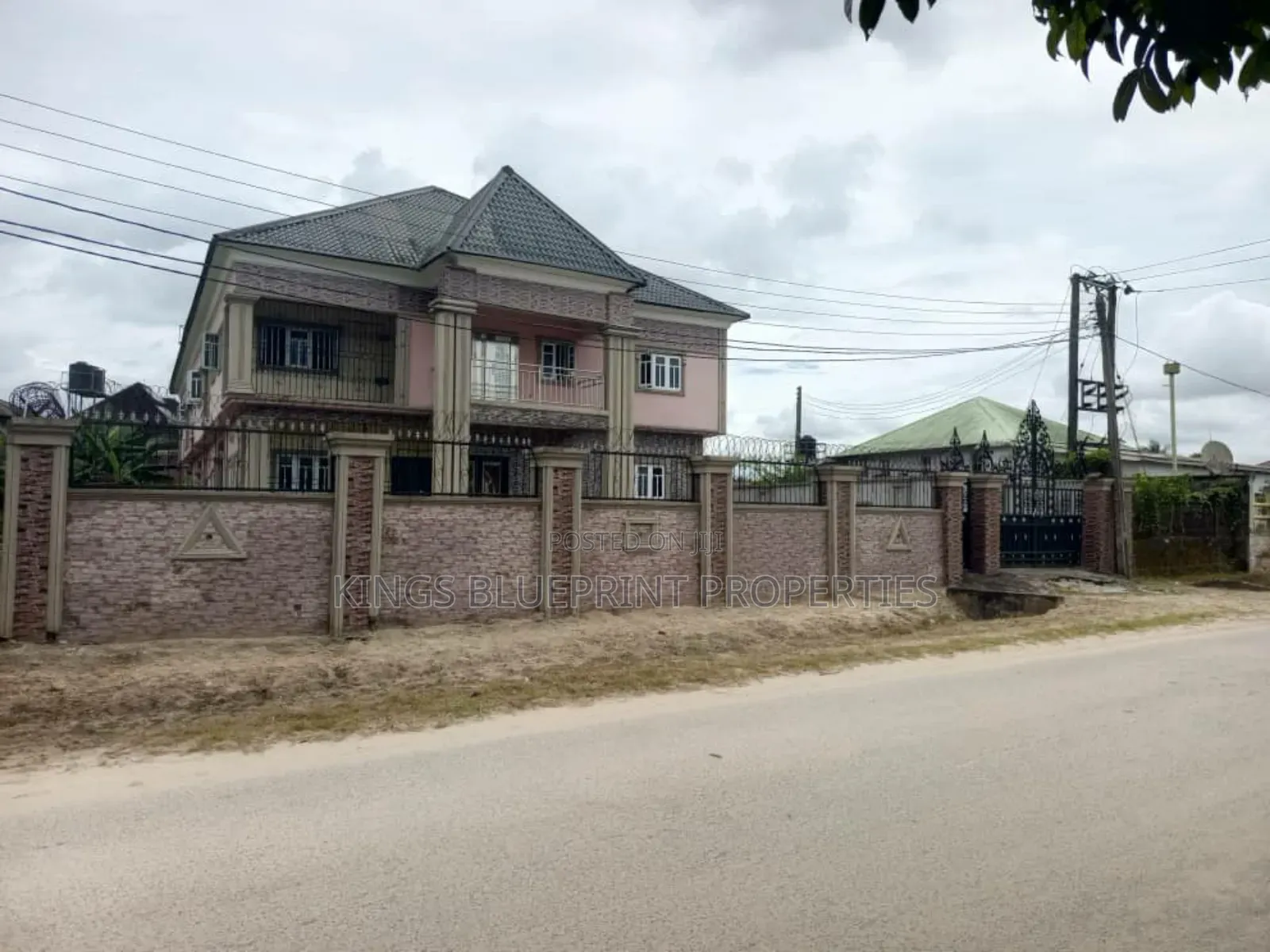 3bdrm Block of Flats in Dsc Township, Warri for sale