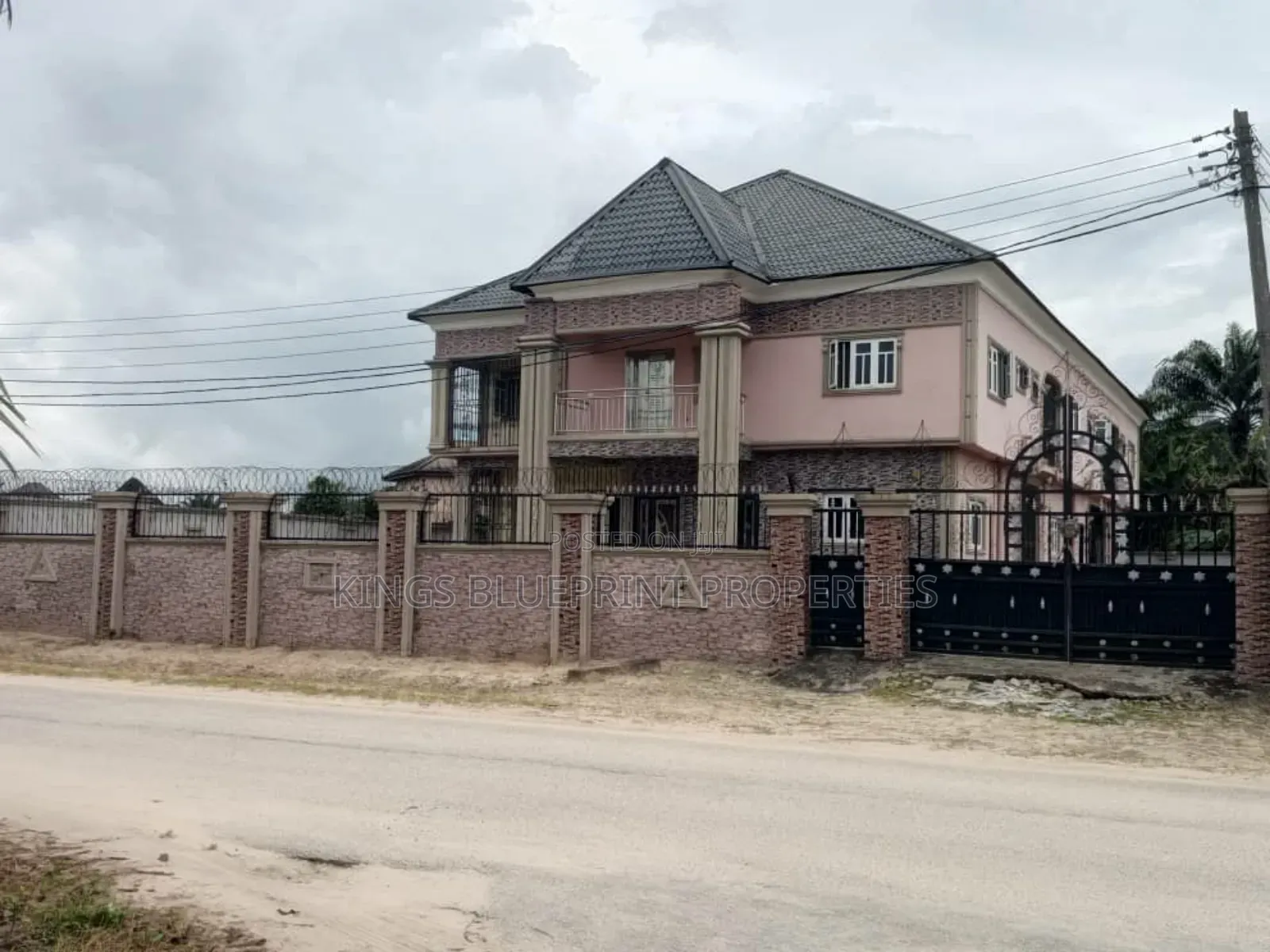 3bdrm Block of Flats in Dsc Township, Warri for sale