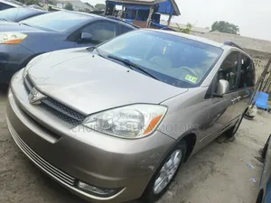 Toyota Sienna XLE AWD 2005 Gold