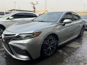 Toyota Camry 2018 Silver
