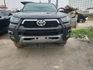 Photo - Toyota Hilux 2019 Black