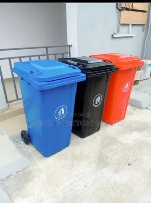 240 Liters Of Plastic Dustin