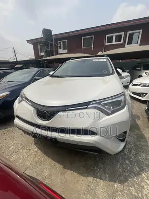 Toyota RAV4 XLE 4dr SUV AWD (2.5L 4cyl 6A) 2018 White