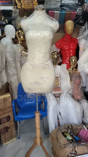 Big Bombs' Female Body Forms Mannequins