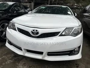 Toyota Camry SE V6 4dr Sedan (3.5L 6cyl 6A) 2012 White