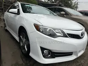 Toyota Camry SE V6 4dr Sedan (3.5L 6cyl 6A) 2012 White