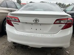 Toyota Camry SE V6 4dr Sedan (3.5L 6cyl 6A) 2012 White