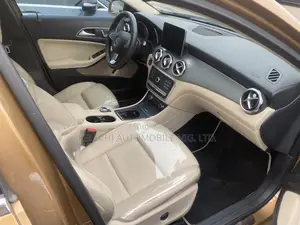 Mercedes-Benz GLA 250 2019 Gold
