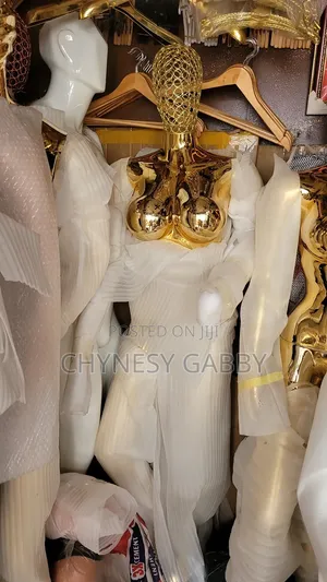 Big Breats Wire Head Female Gold Mannequin