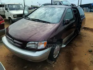 Toyota Sienna LE & 1 hatch 2000 Brown