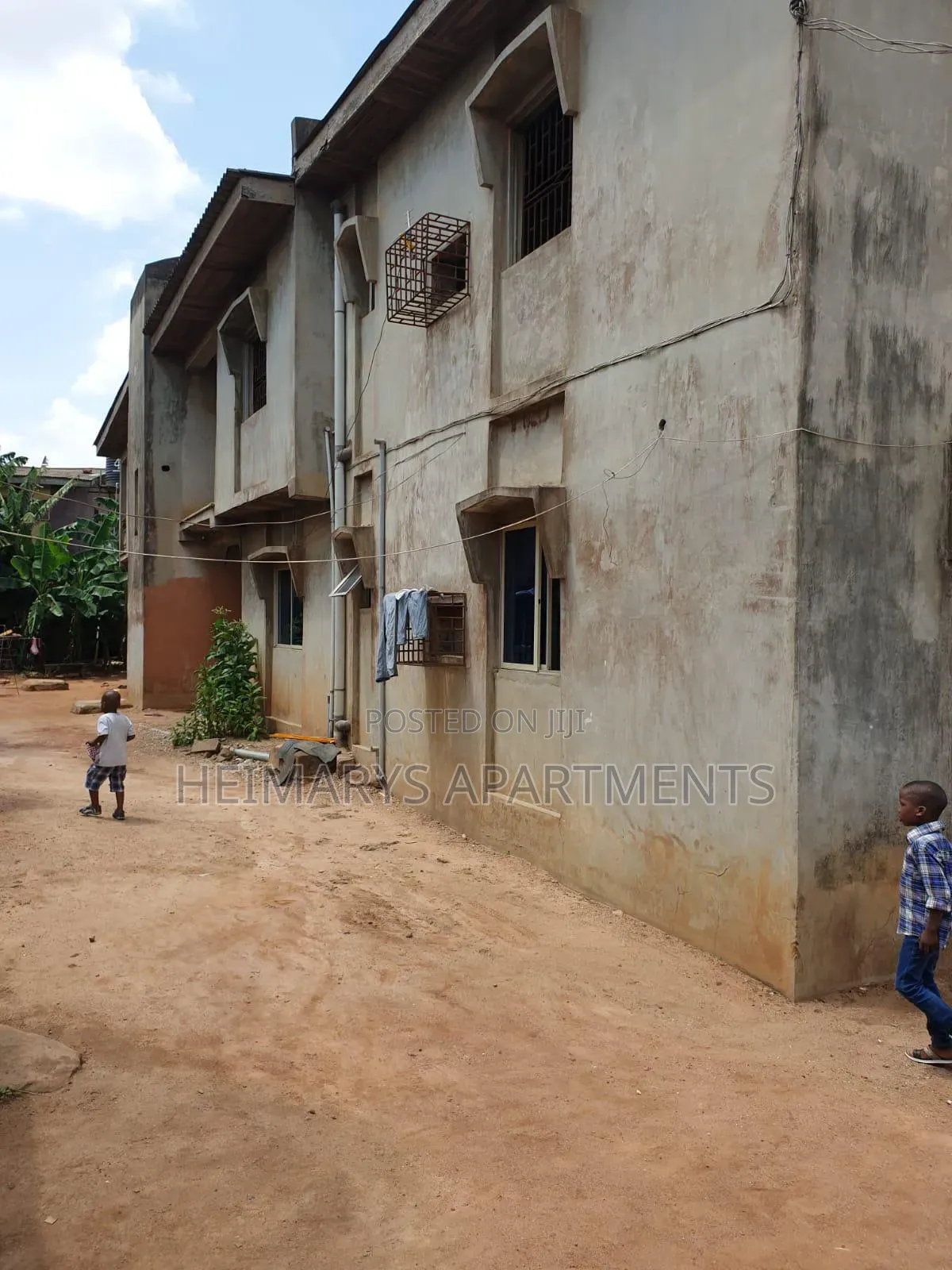 9bdrm Duplex in Pen Cinema for sale