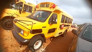 Photo - Ford E350 2006 Yellow