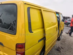 Toyota HiAce 2000 Yellow