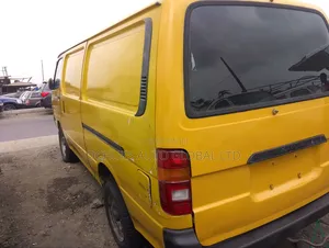 Toyota HiAce 2000 Yellow