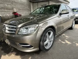Mercedes-Benz C300 2010 Gold