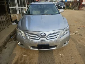 Toyota Camry XLE V6 4dr Sedan (3.5L 6cyl 6A) 2011 Silver