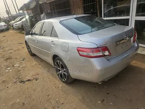 Toyota Camry XLE V6 4dr Sedan (3.5L 6cyl 6A) 2011 Silver