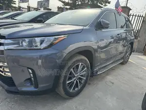 Toyota Highlander XLE 4x2 V6 (3.5L 6cyl 8A) 2018 Blue