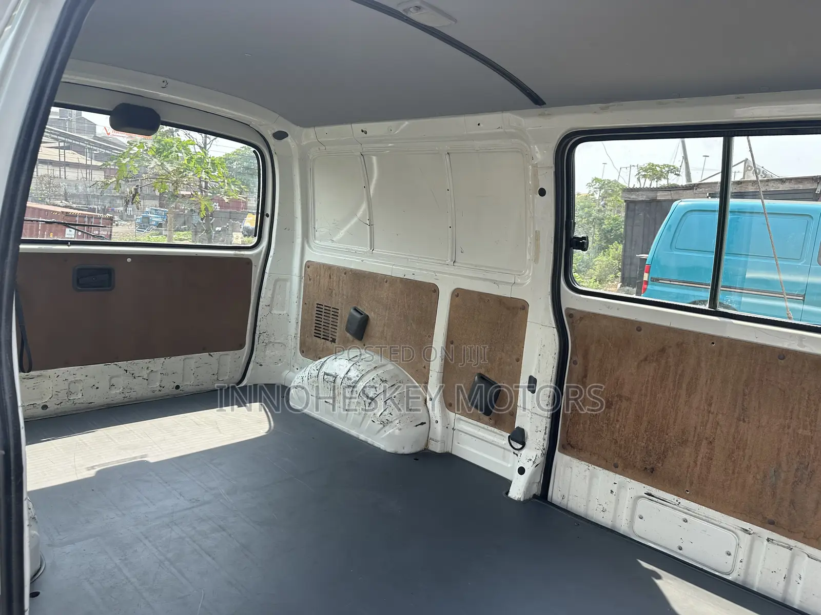 Toyota HiAce 2005 White