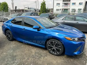 Toyota Camry SE FWD (2.5L 4cyl 8AM) 2018 Blue