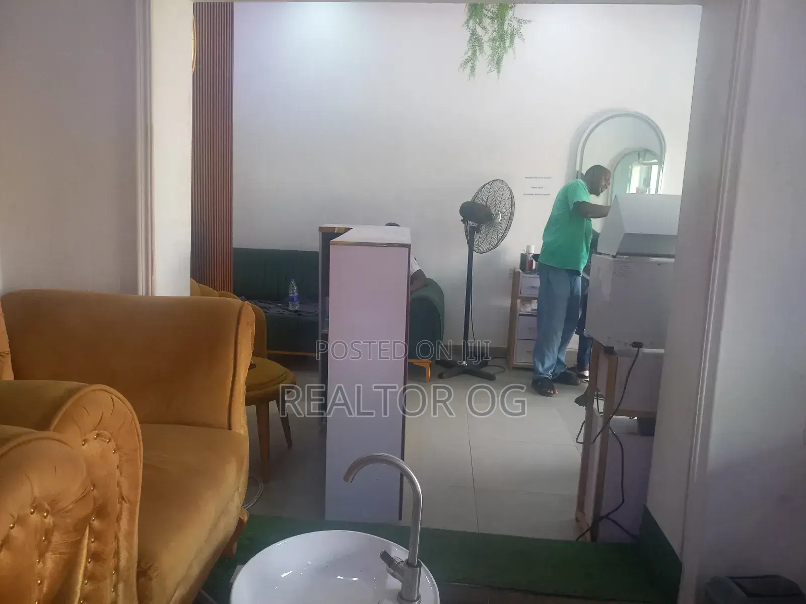Unisex Salon Shop Available for Rent in Phase4 Kubwa