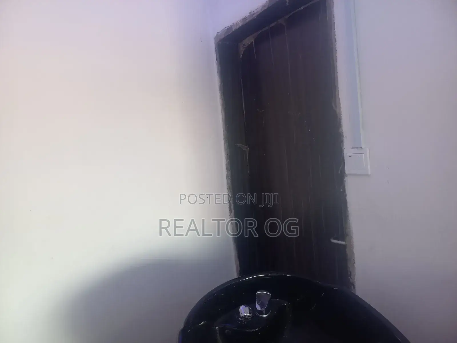 Unisex Salon Shop Available for Rent in Phase4 Kubwa