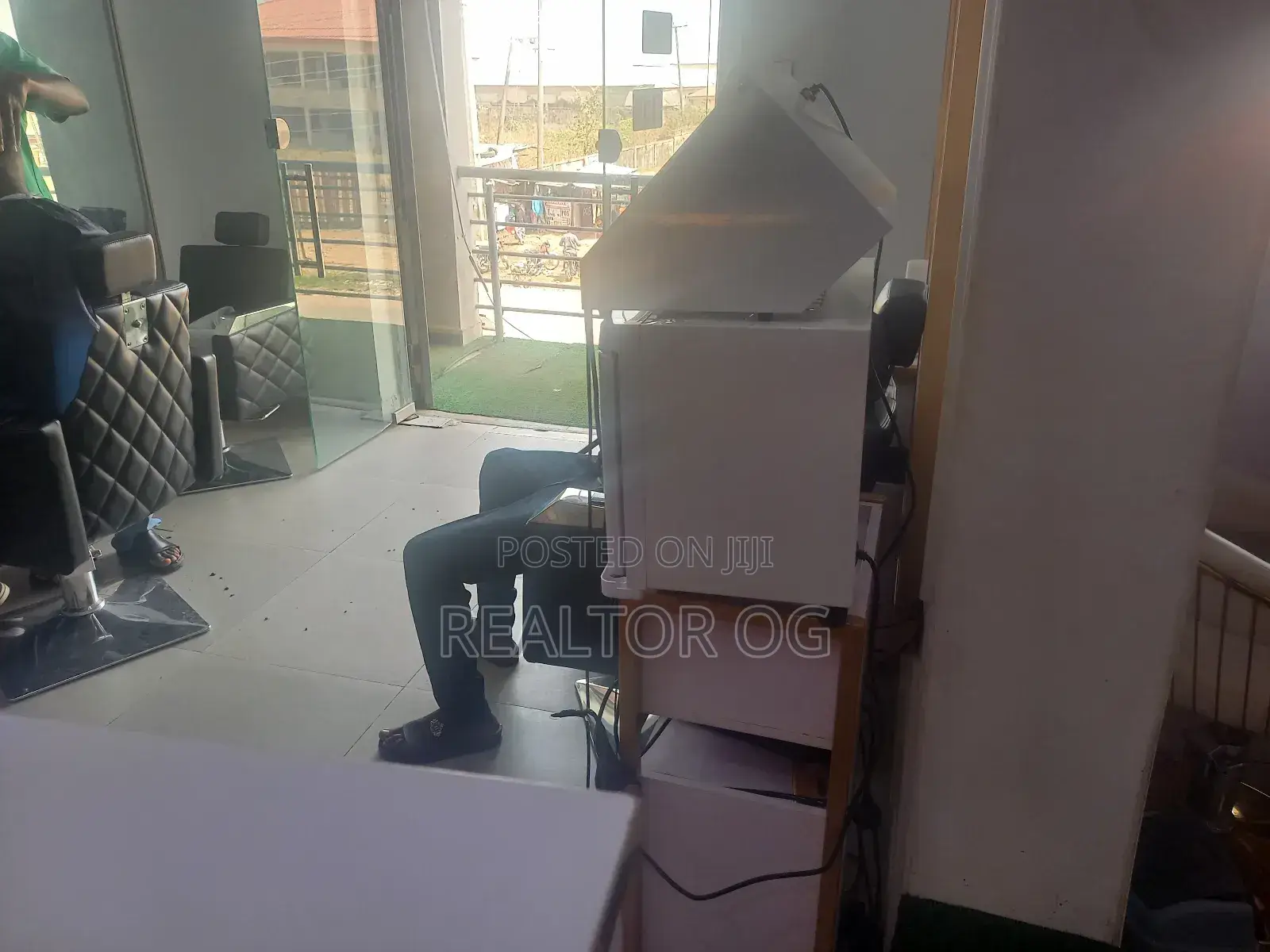 Unisex Salon Shop Available for Rent in Phase4 Kubwa