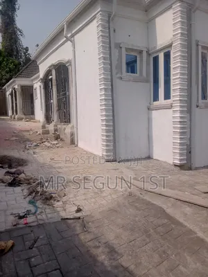 3bdrm Block of Flats in Common Wealth Estate, Akala Express for rent