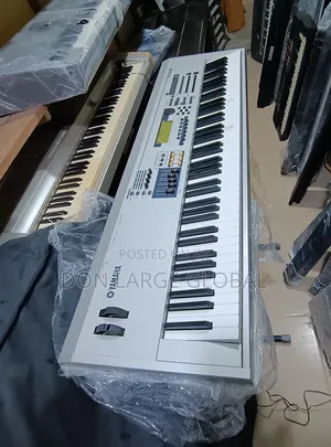 Photo - Yamaha Mo8 Keyboard