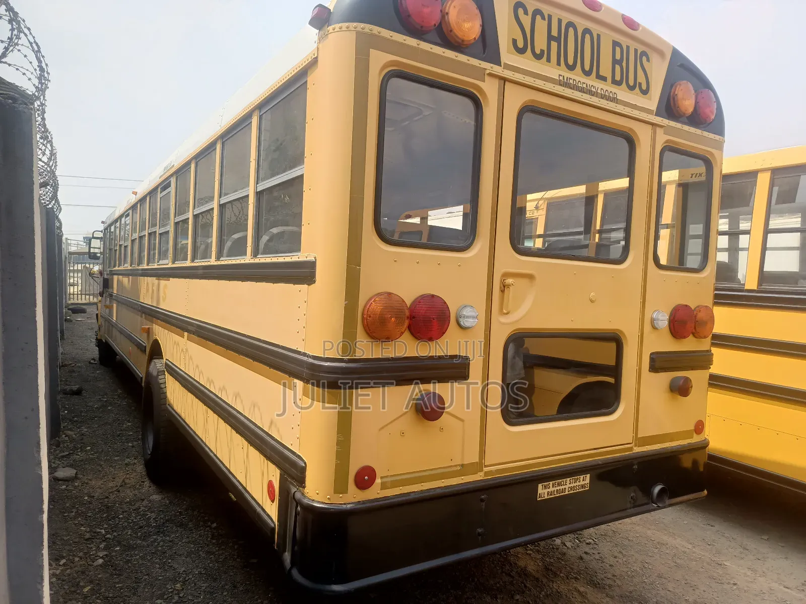 Freightliner M1235 2014 Yellow