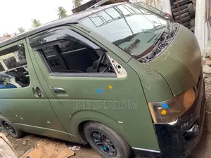 Photo - Toyota HiAce 2011 Green