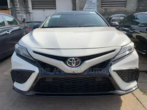 Toyota Camry XSE FWD (2.5L 4cyl 8AM) 2018 White