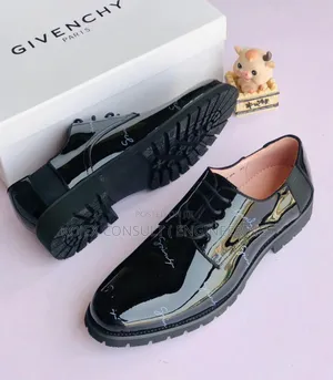 Givenchy Luxurious Lafers