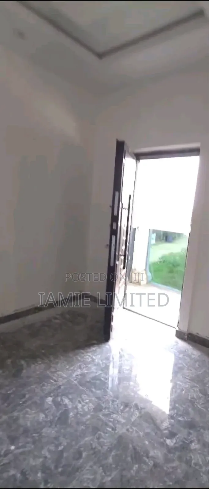 2bdrm Block of Flats in Nigercat, Warri for rent