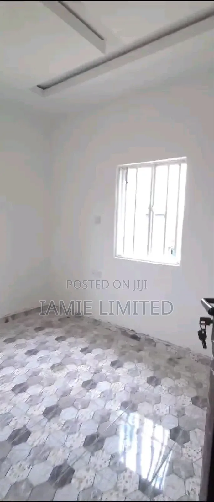 2bdrm Block of Flats in Nigercat, Warri for rent