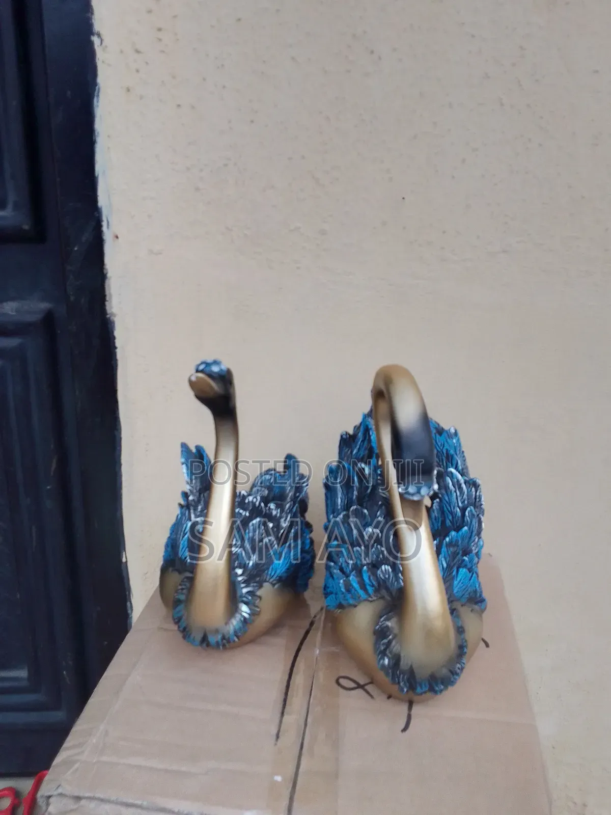 2 Piece Swan Resin Figurine Deco Statue