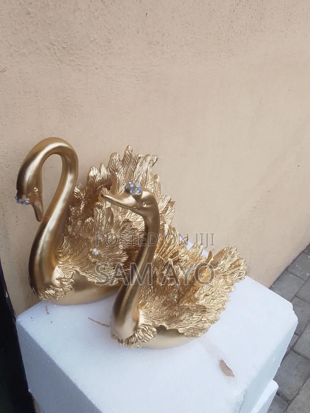 2 Piece Swan Resin Figurine Deco Statue