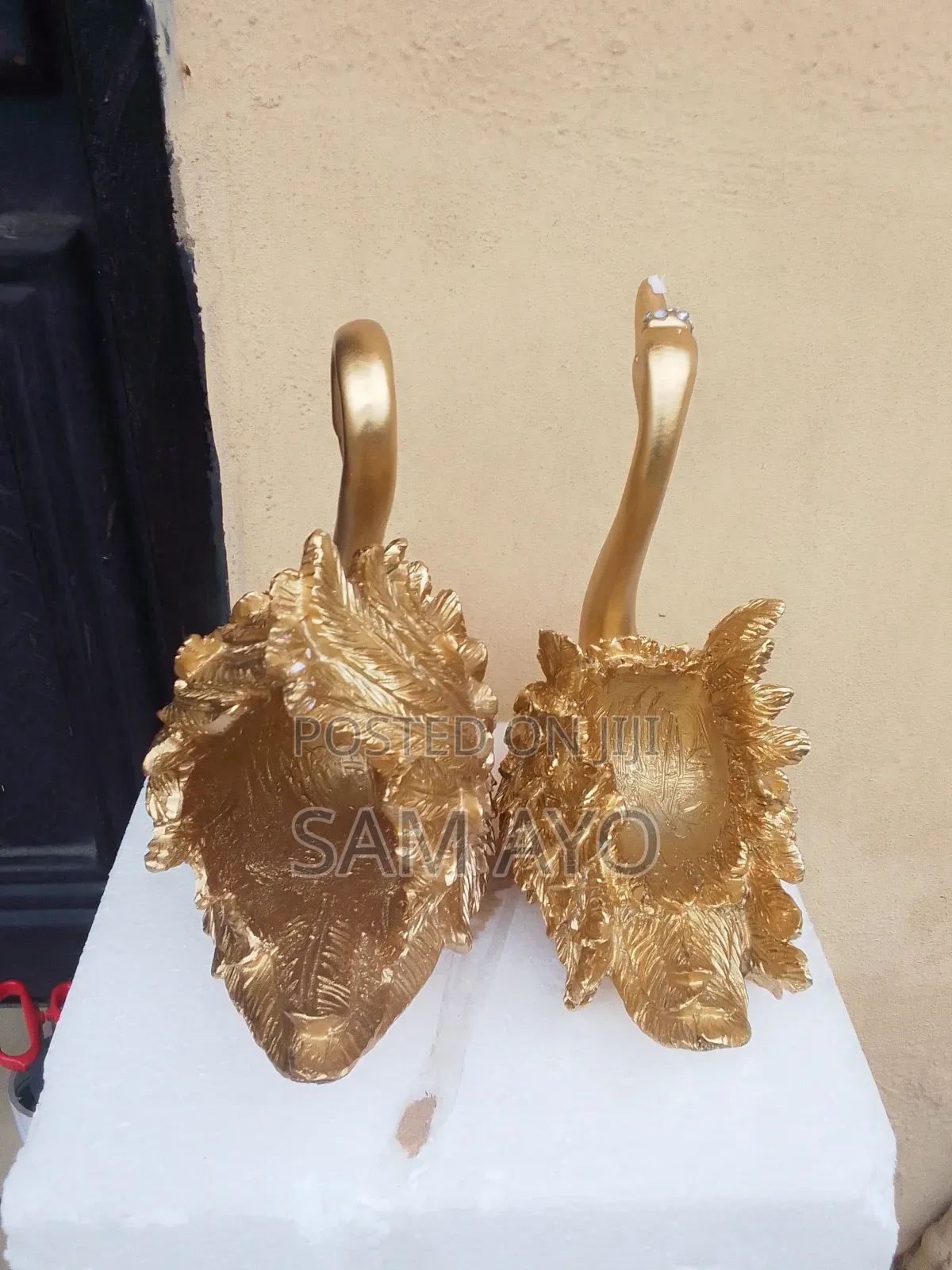 2 Piece Swan Resin Figurine Deco Statue