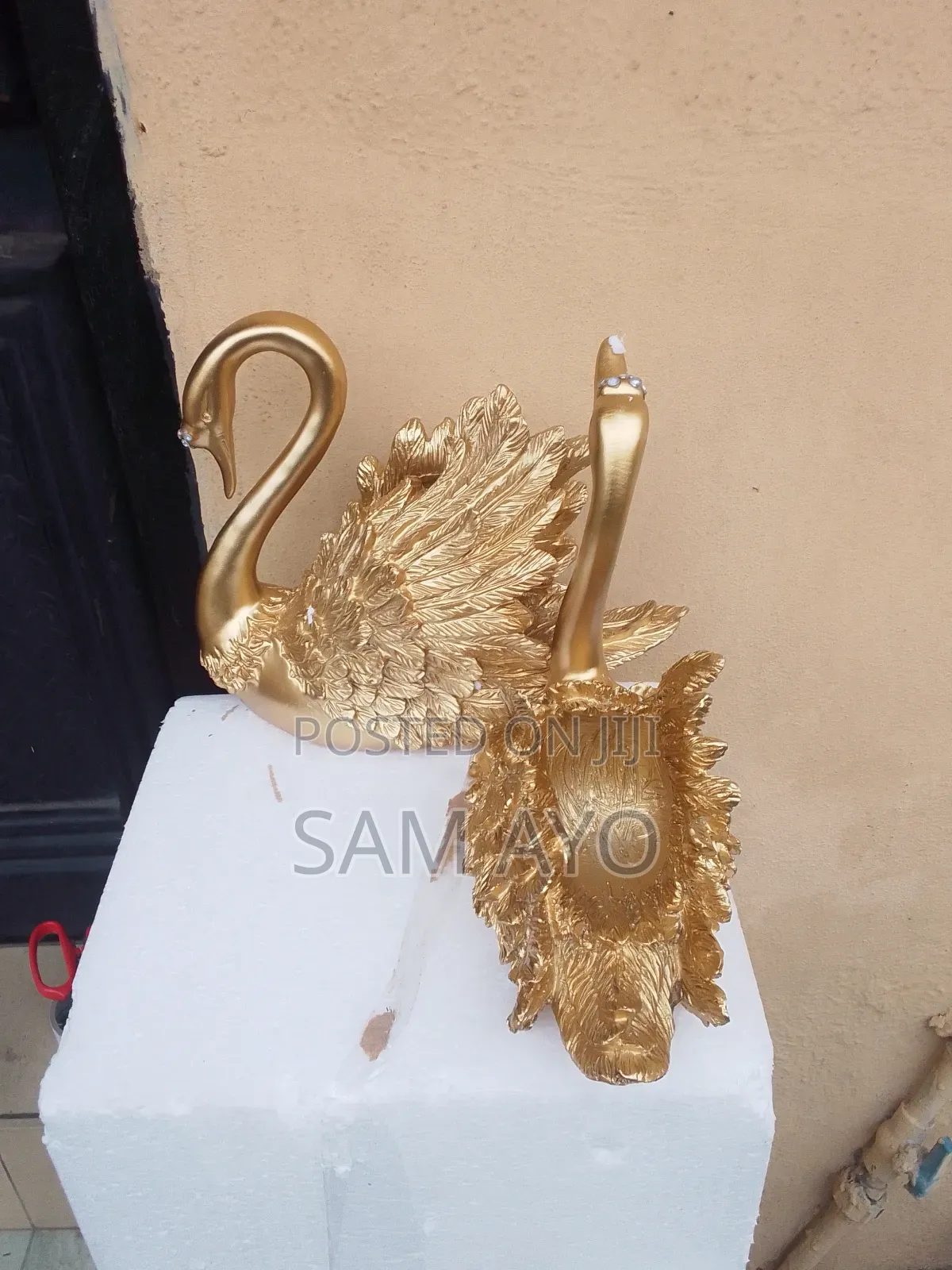 2 Piece Swan Resin Figurine Deco Statue