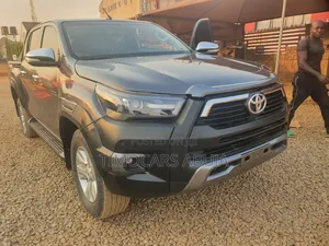 Photo - Toyota Hilux 2021 Gray