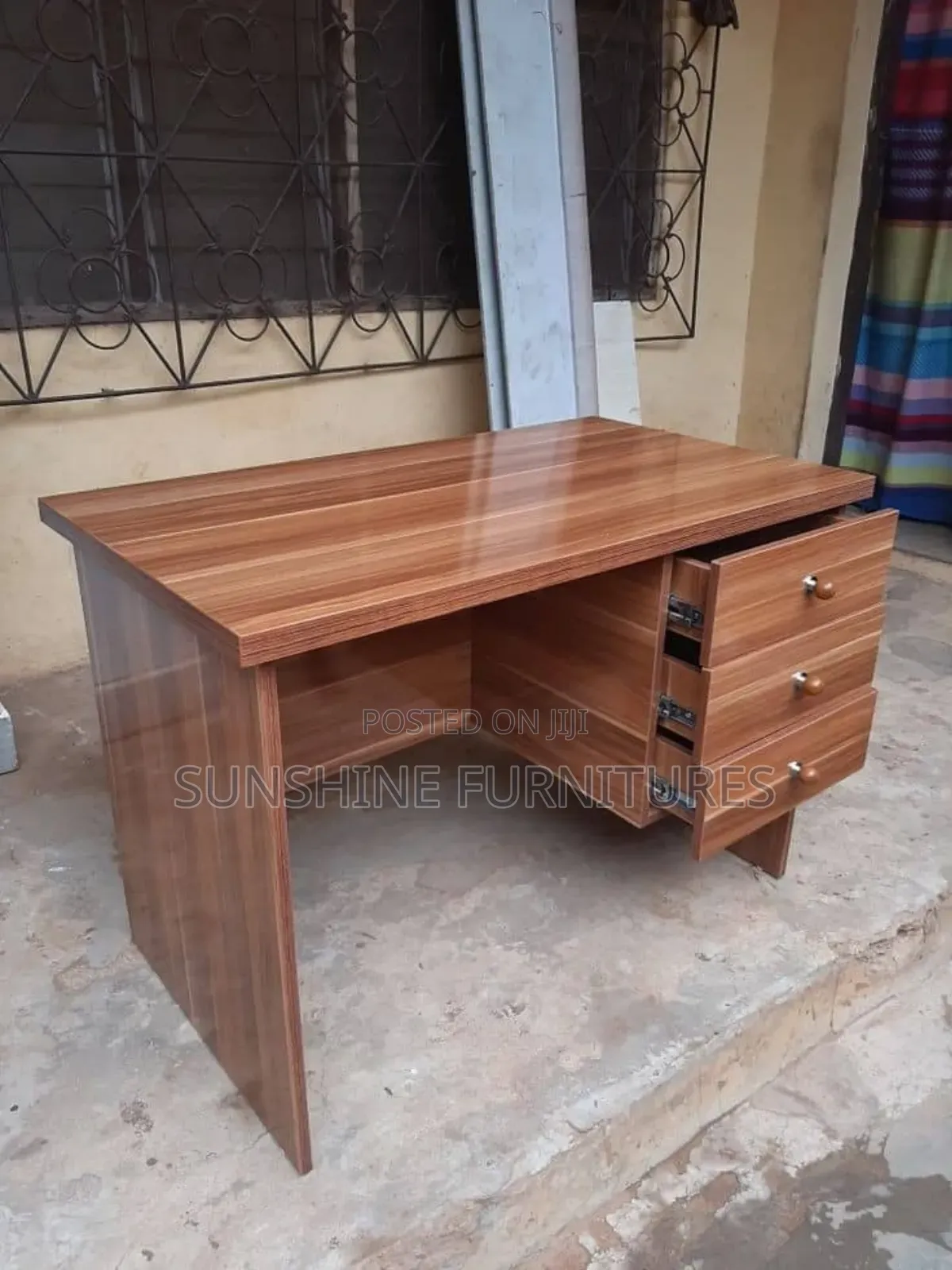Bumz Office Table