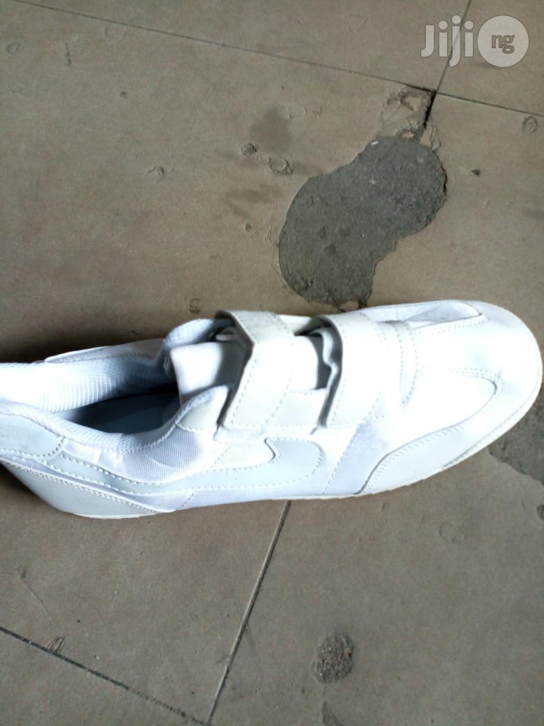 White Jugging Canvas