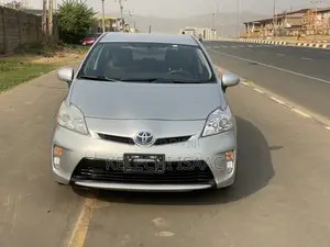 Toyota Prius Three 4dr Hatchback (1.8L 4cyl gas/electric hybrid CVT) Silver